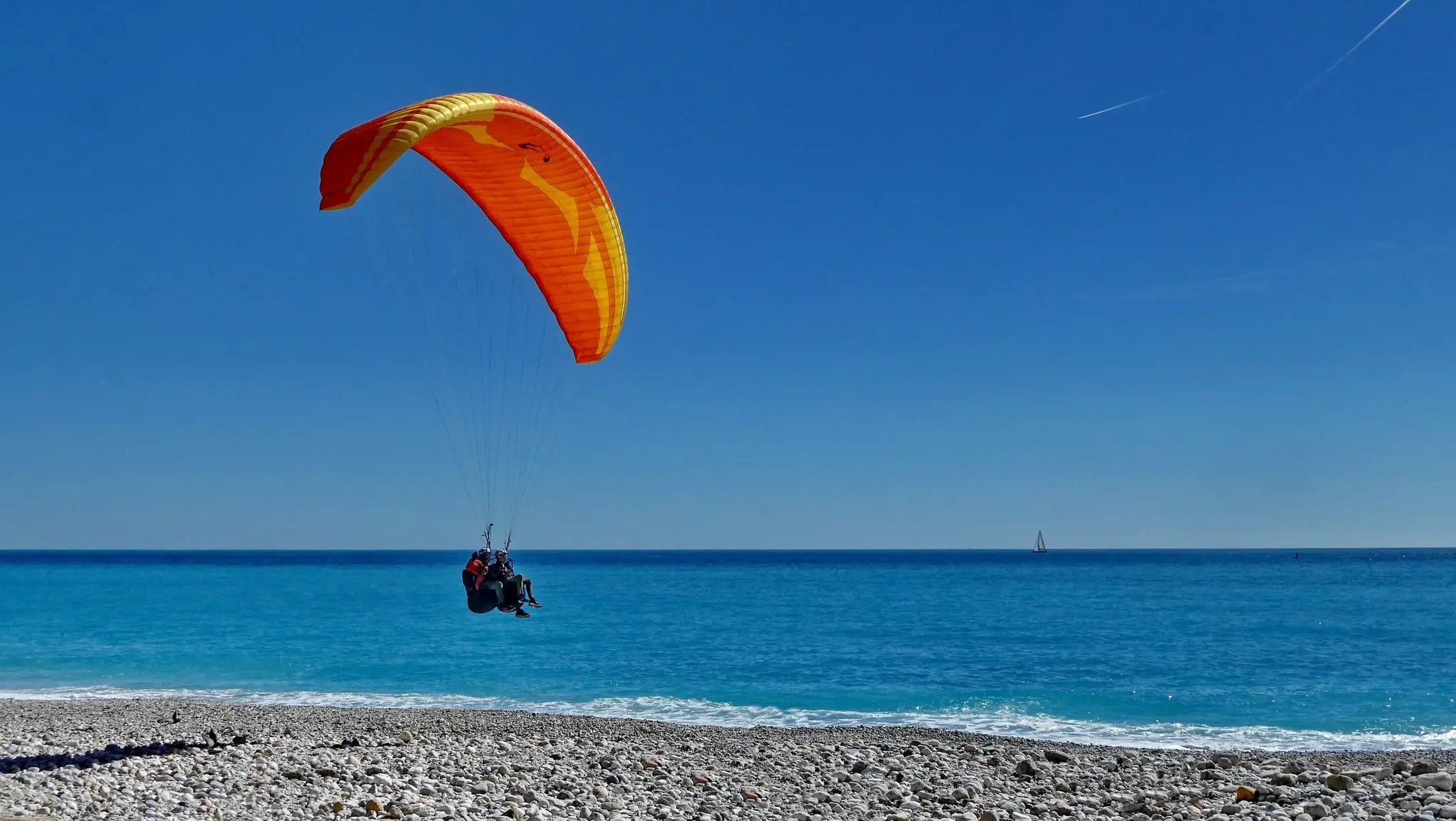 Atterrissage de parapente sur la plage du Golfe Bleu à Roquebrune