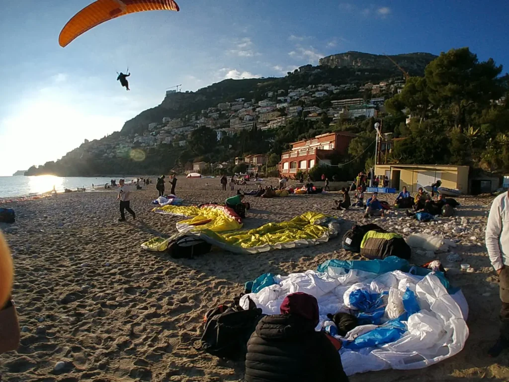 Atterrissage de parapente sur la plage du Golfe Bleu et baignade en automne à Roquebrune