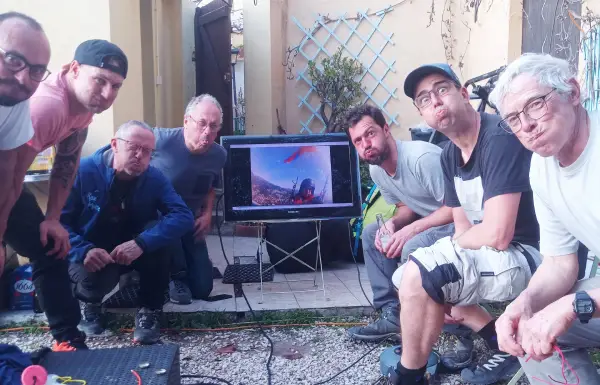 Débriefing vidéo au sol entre un moniteur et un pilote après un vol SIV parapente