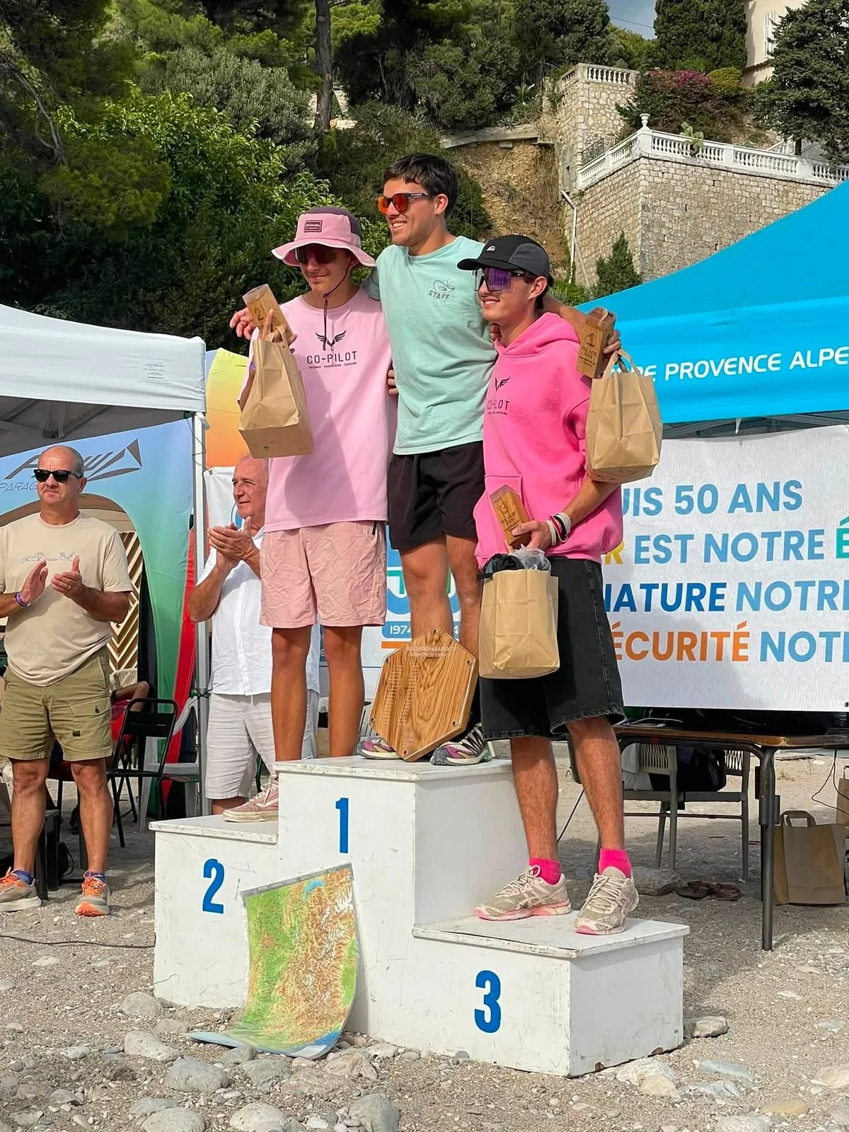 Podium du Championnat de France d'acrobatie en parapente sur la plage du Golfe Bleu